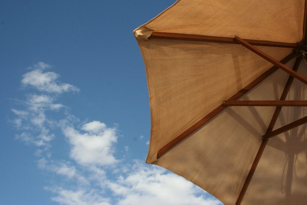 Parasol excentré : l’accessoire pratique pour maximiser votre espace de détente
